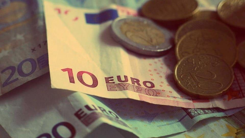 Купюры по 10 и 20 евро, разложенные вместе с монетами