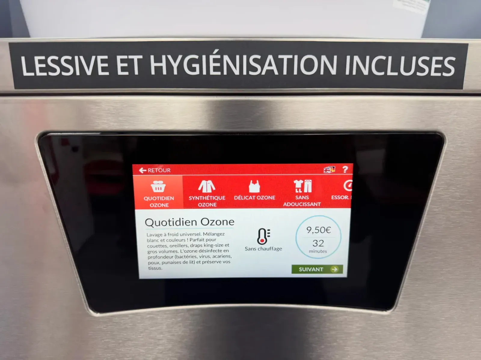 A washing machine touchscreen showing the Everyday Ozone programme, its 32-minute run and its price, under the “detergent and sanitising included” banner, 3 Square Paul Paray, Paris 17ᵉ