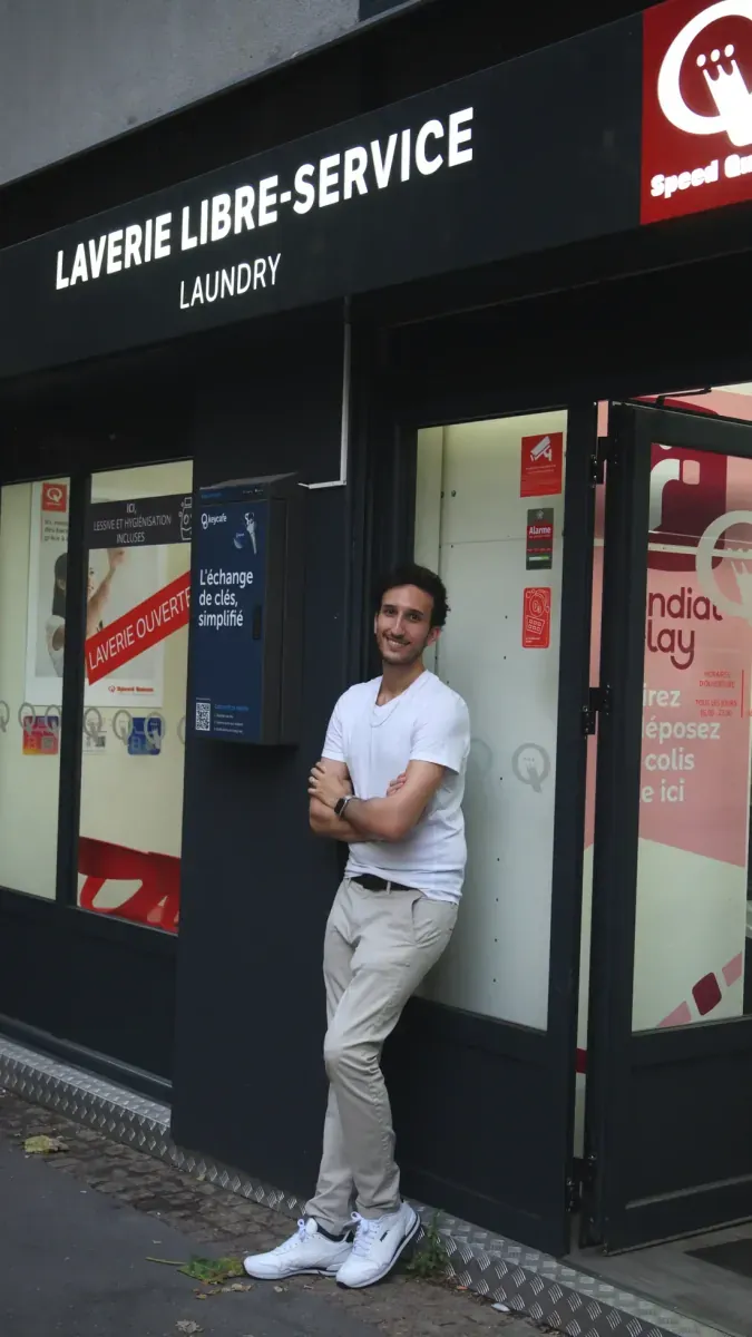 Maxime, who runs the place, in front of the self-service launderette, 3 Square Paul Paray, Paris 17ᵉ