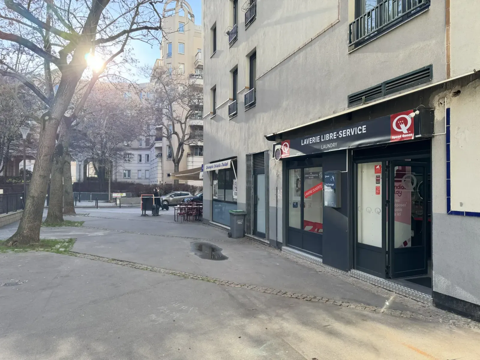 The launderette seen from Square Paul Paray, with the King Vita bakery and its terrace next door, 3 Square Paul Paray, Paris 17ᵉ