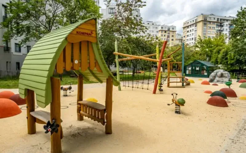 The playground at Square Paul Paray: wooden hut, climbing frame and soft ground